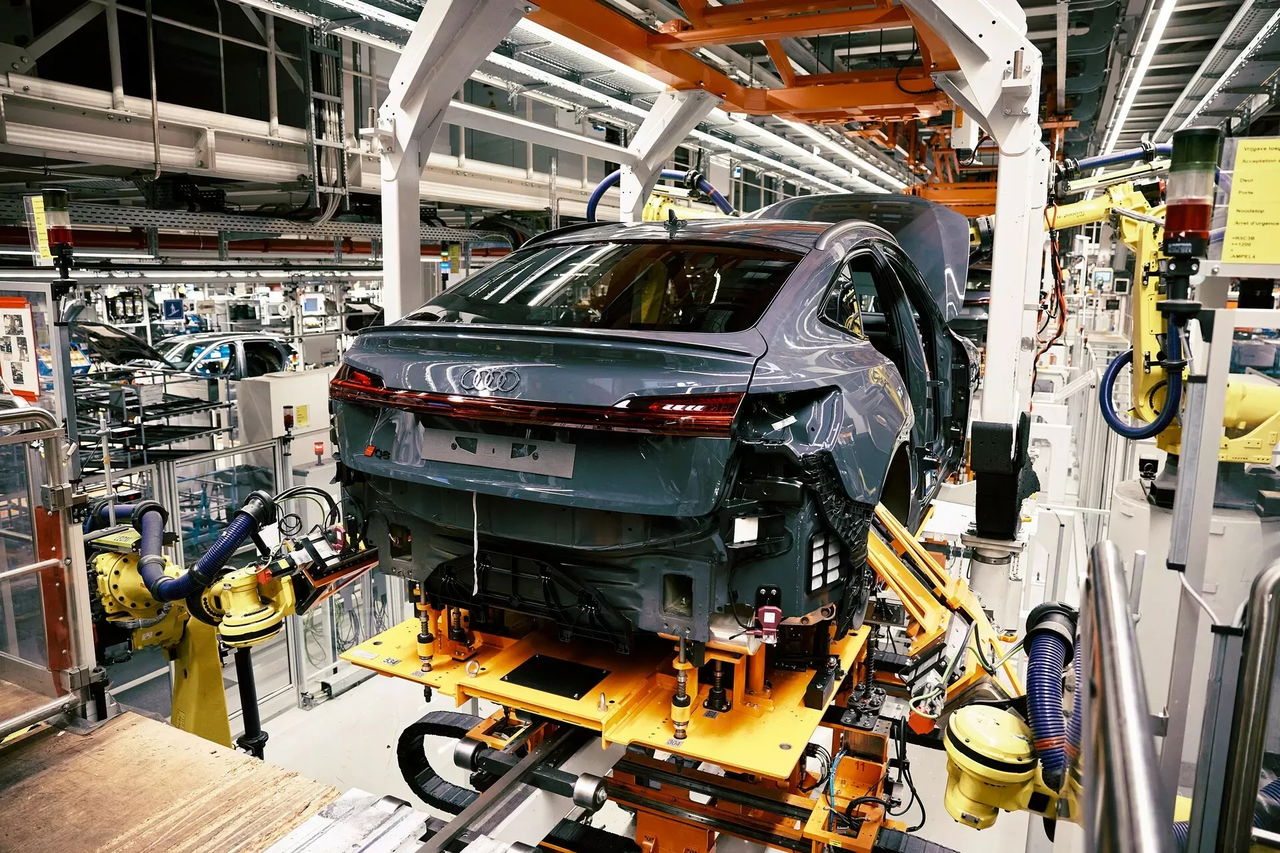 Vista de un Audi Q8 e-tron en fase de ensamblaje en la planta de Bruselas.