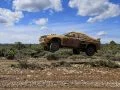 El Audi Quattro afronta el terreno desafiante del Rally Dakar con una postura imponente.