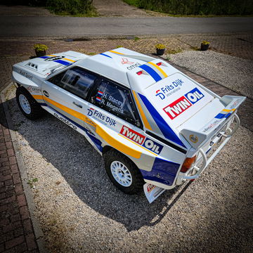 Vista aérea del Audi Quattro en el Rally Dakar, mostrando su diseño icónico.