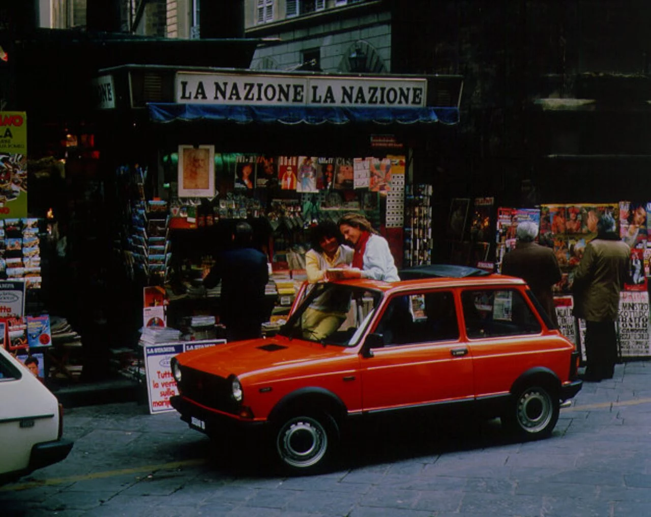 Vista lateral de un clásico Autobianchi A112 Junior en la calle