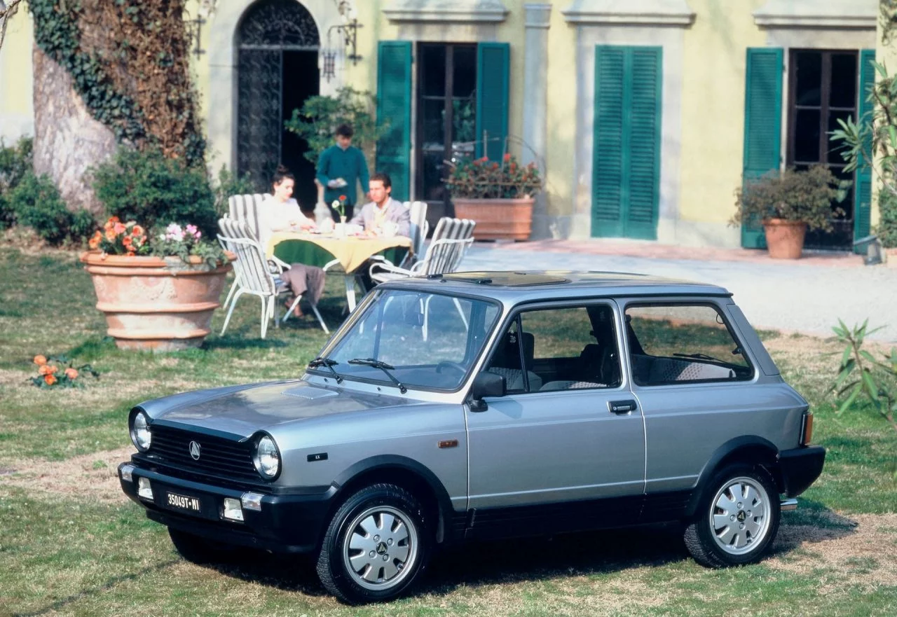 Vista lateral de un Autobianchi A112 en impecable estado de conservación.