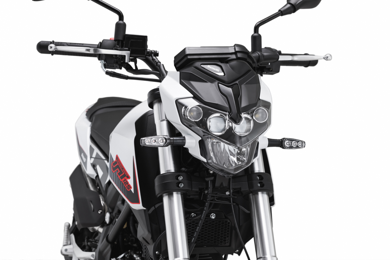 Vista de la Benelli TNT 125, moto italiana que compite con la Honda, económica y eficiente.