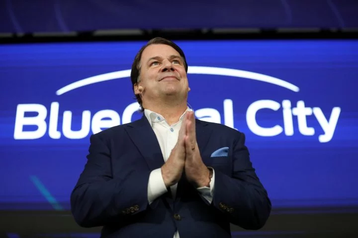 El CEO de Ford en presentación, reflejo del compromiso con la electrificación.