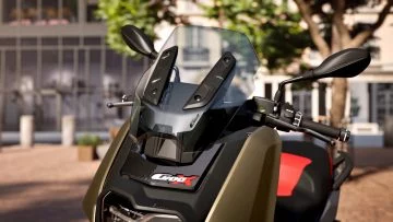 Vista trasera del BMW C 400 X, mostrando su diseño robusto y líneas modernas.