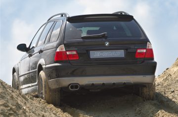 Vista trasera y lateral de un BMW E46 modificado para todoterreno