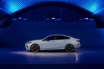 Vista lateral del BMW Serie 2 Gran Coupé, mostrando su elegante silueta y llantas deportivas.