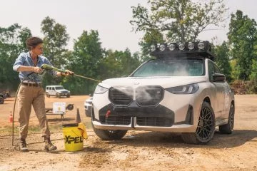 BMW X3 M50 adaptado para el rally Rebelle en acción en terreno off-road