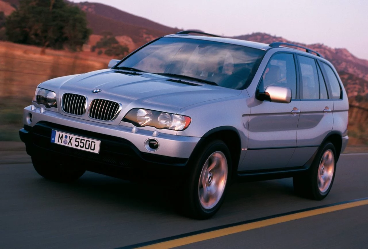 BMW X5 del 2001 captado en su hábitat natural.