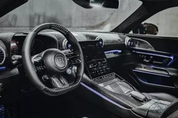 Vista detallada del lujoso y deportivo interior del Brabus Rocket GTS.