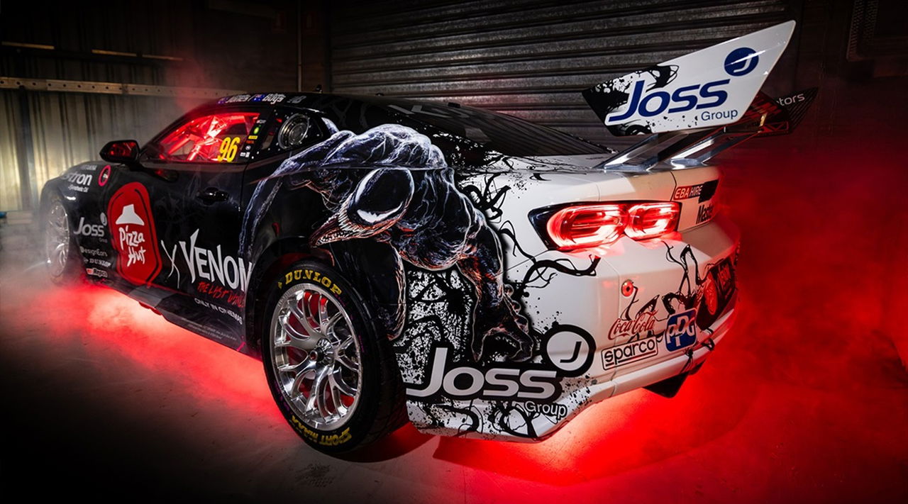 Vista dinámica de un vehículo de Brad Jones Racing en Bathurst 1000.