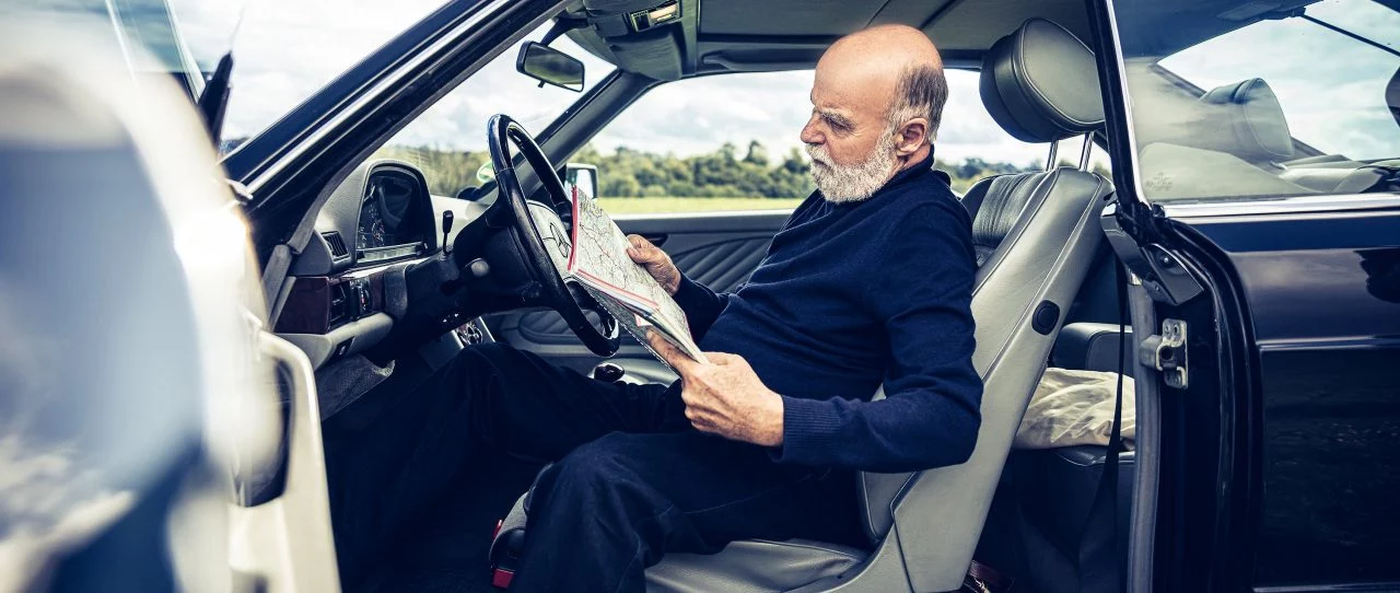 Bruno Sacco junto al interior de un Mercedes, icono de diseño.