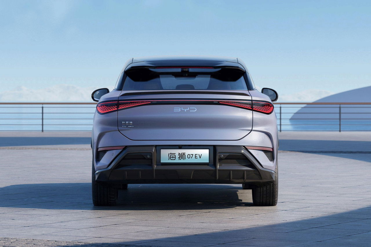 Vista trasera del BYD Sealion, mostrando su diseño competitivo frente al Tesla Model Y.