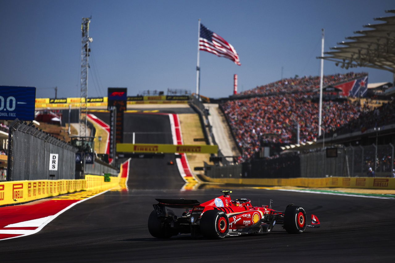 Carlos Sainz aborda con maestría la curva en Austin