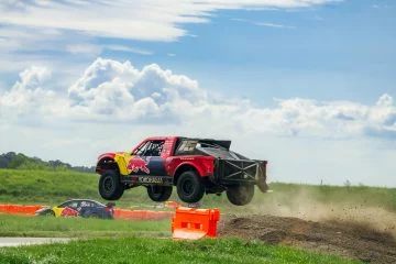 Red Bull desafía con su Trophy Truck en pleno vuelo sobre competencia.