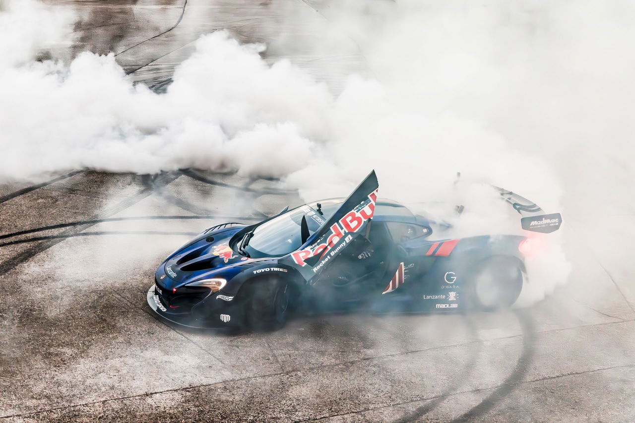 Impresionante derrape del Trophy Truck de Red Bull en competición