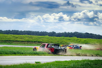 Desafío extremo en pista: Trophy Trucks y coches de rallycross de Red Bull compiten en duelo de titanes.