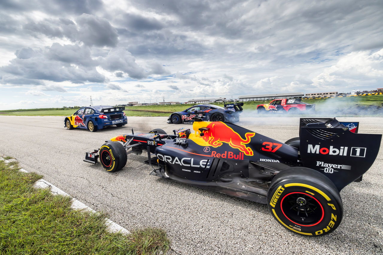 Duelo épico entre bólidos de Red Bull, desde F1 hasta Rallycross y Trophy Truck.