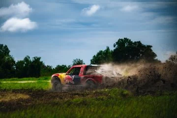 Red Bull Trophy Truck desata potencia en carrera off-road