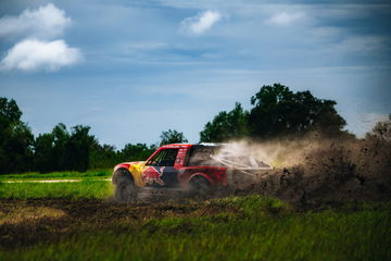 Red Bull Trophy Truck desata potencia en carrera off-road