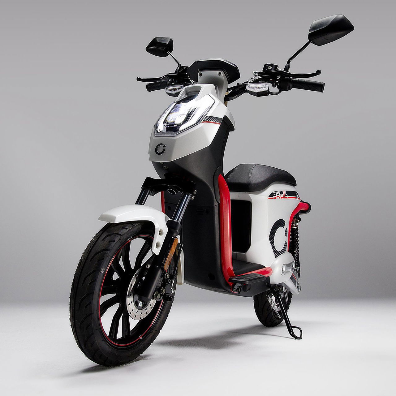 Scooter eléctrico estilo Vespino, moderno y económico con autonomía urbana.