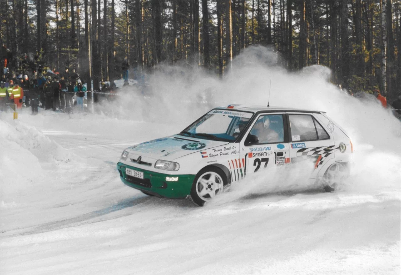 El Skoda Felicia deslizándose con destreza sobre una superficie nevada.