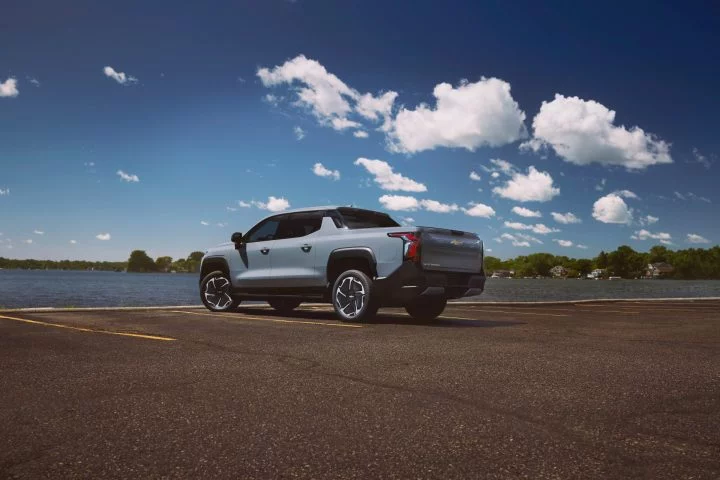 Vista lateral del Chevrolet Silverado EV mostrando sus líneas futuristas.