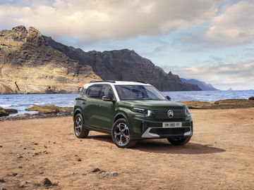 Nueva edición del Citroën C3 Aircross posando con estilo en la costa.