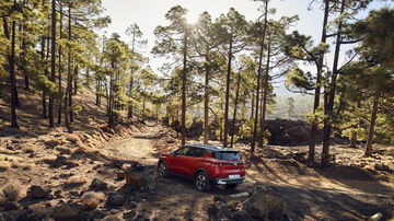 Vista del Citroen C3 Aircross en entorno natural mostrando su perfil lateral.