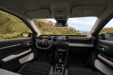 Vista lateral interna del Citroën C3 Aircross mostrando diseño y ergonomía