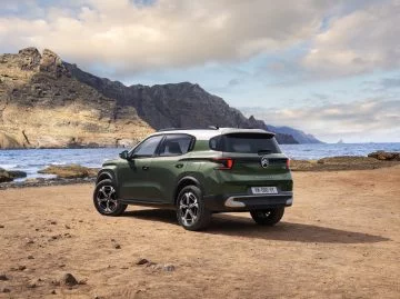 La trasera del Citroën C3 Aircross muestra un diseño robusto con líneas modernas.