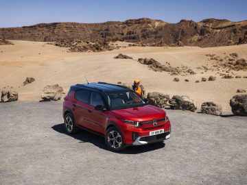 Vista lateral del robusto Citroën C3 Aircross, destacando su línea de diseño SUV a precio accesible.