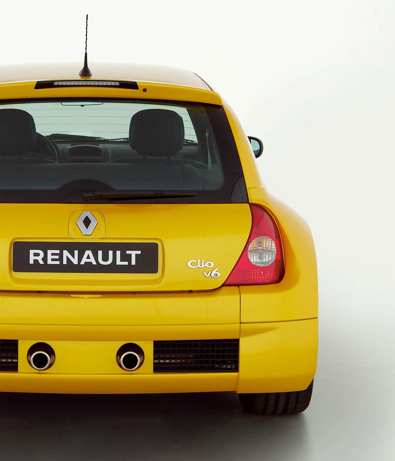 Vista trasera y lateral del emblemático Renault Clio V6.