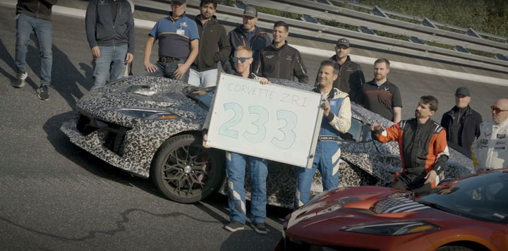 Corvette exhibiendo su perfil deportivo y aerodinámico.