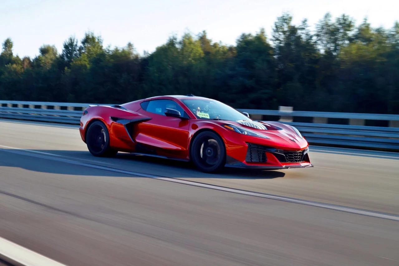 El Corvette ZR1 rojo a toda velocidad, destacando su diseño aerodinámico en pista.