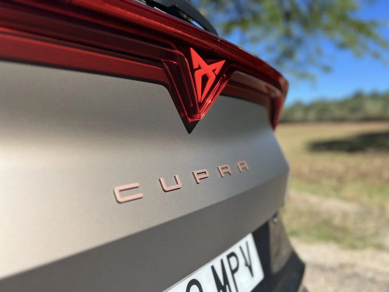 Vista en detalle de la zaga del CUPRA Formentor PHEV, destacando su distintivo logo.