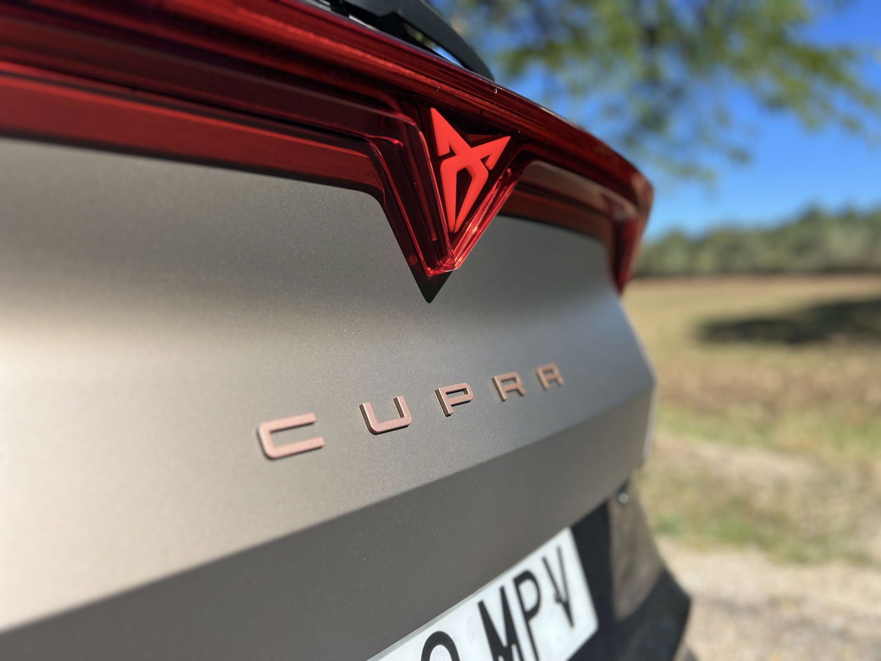 Vista en detalle de la zaga del CUPRA Formentor PHEV, destacando su distintivo logo.