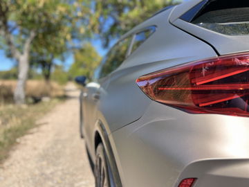 Vista lateral del CUPRA Formentor PHEV destacando la línea de diseño dinámica.