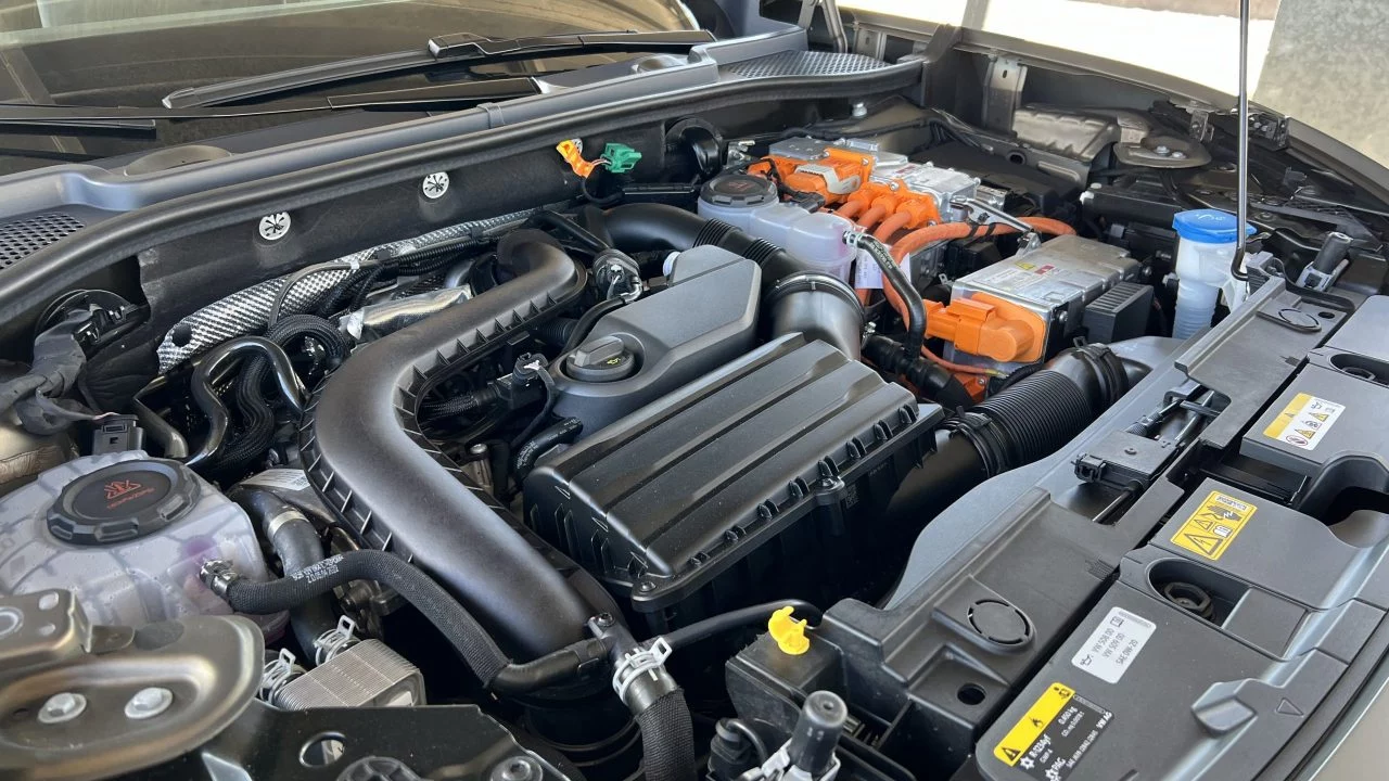 Vista detallada del motor del CUPRA Formentor PHEV, realce la tecnología híbrida.