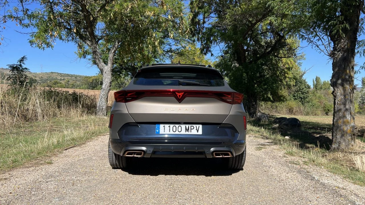 Vista trasera del CUPRA Formentor PHEV destacando su diseño deportivo y moderno