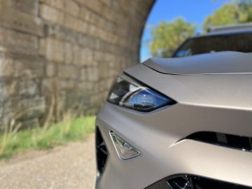 Dinámica frontal del CUPRA Formentor PHEV, diseño agresivo y moderno.