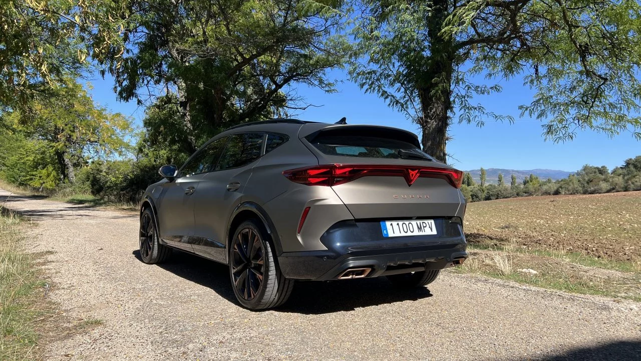 CUPRA Formentor PHEV muestra sus líneas audaces y deportividad en cada curva.