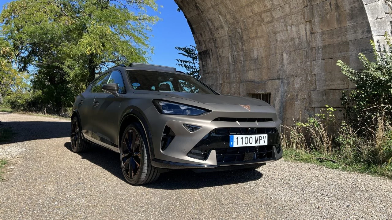 Vista dinámica del CUPRA Formentor PHEV mostrando su perfil agresivo y deportivo