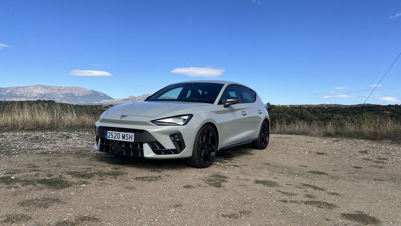 Vista delantera y lateral del CUPRA León eTSI, equilibrio entre deportividad y elegancia.