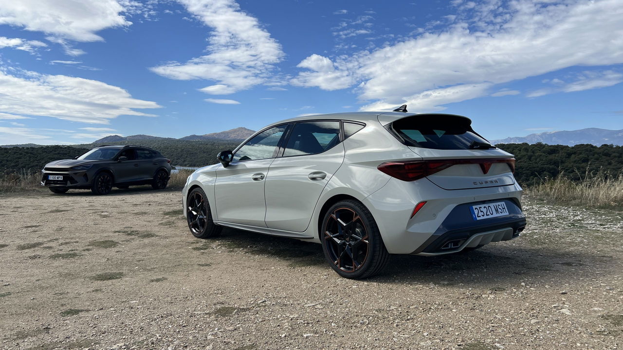 Vista trasera y lateral del CUPRA León eTSI, conjugando deportividad y diseño moderno.