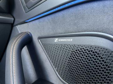 Detalle del sistema de audio Sennheiser en el CUPRA León