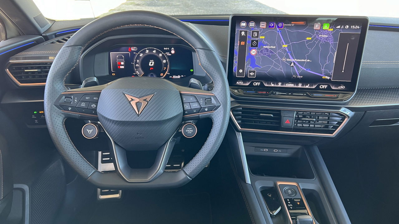 Volante y panel de instrumentación CUPRA León eTSI con pantalla táctil.