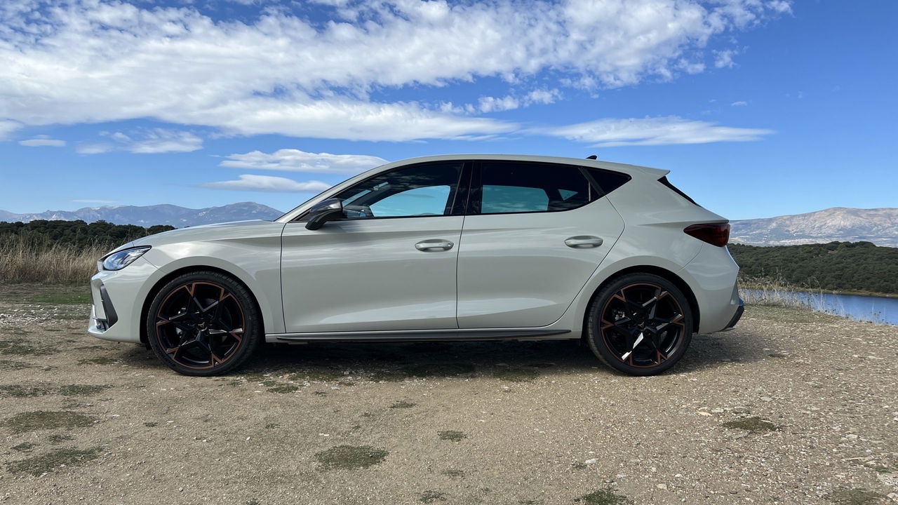 Vista lateral del CUPRA León eTSI 30, realzando sus líneas deportivas.