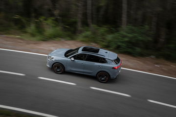 Vista lateral del Cupra Terramar en acción, destacando su perfil deportivo