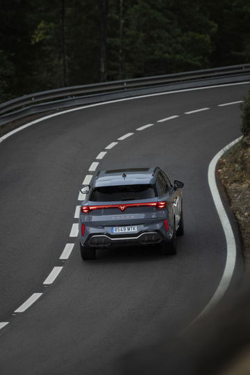 Vista dinámica del CUPRA Terramar 2024 desde una perspectiva trasera lateral.