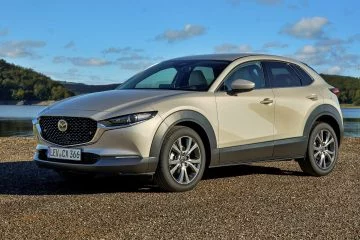 Vista lateral del Mazda CX-30 destacando su línea y diseño aerodinámico